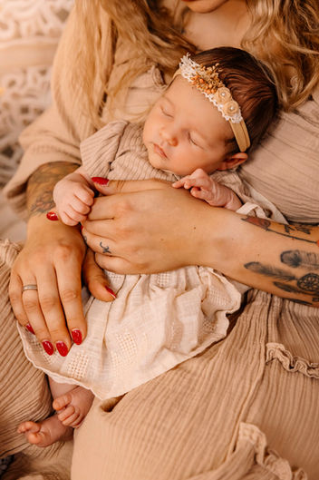 Neugeborenes Baby in liebevoller Pose beim Shooting in Nienburg und Hannover