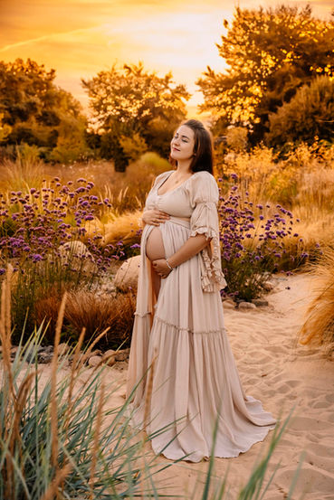 Babybauchshooting mit emotionalen Schwangerschaftsfotos in Nienburg, Verden und Bremen  