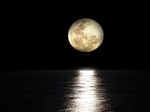Ciel noir d'encre avec lune se reflétant sur la mer, Pixabay