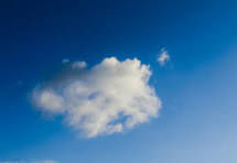 Nuage dans ciel bleu