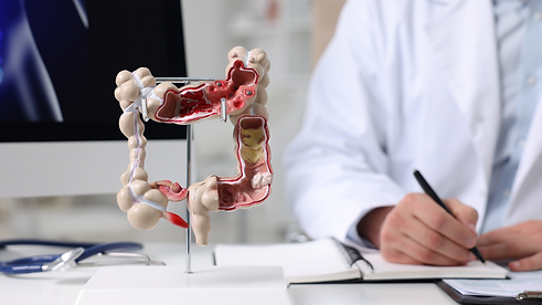 Medico que cuida do intestino