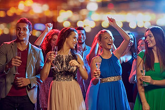 Se você quer a melhor Banda de Formatura que deixe a pista bombada, um repertório super eclético que toque os sucessos de todos os anos, muita animação, interação com o público, cantores extremamente profissionais, arranjos impecáveis, e a melhor estrutura de palco, som e luz, fale com a gente!