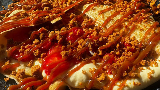 Clatita cu mascarpone, crumble, capsuni, caramel