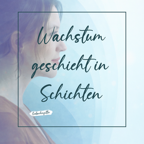 Profilaufnahme einer Frau vor blauen, konzentrischen Schichten im Hintergrund. Das Bild symbolisiert persönliches Wachstum und Entwicklung in mehreren Ebenen.