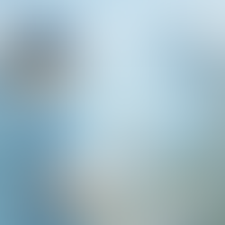 Frau auf einem Bergweg mit Karte in der Hand, auf dem Weg zum Gipfel, noch suchend nach der richtigen Route. Bild steht für persönliche Veränderung, innere Ausrichtung und den Mut, den eigenen Weg zu finden.