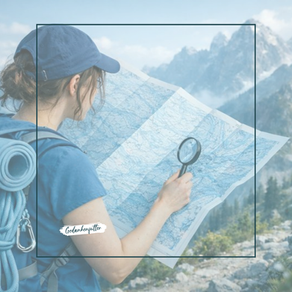 Frau auf einem Bergweg mit Karte in der Hand, auf dem Weg zum Gipfel, noch suchend nach der richtigen Route. Bild steht für persönliche Veränderung, innere Ausrichtung und den Mut, den eigenen Weg zu finden.