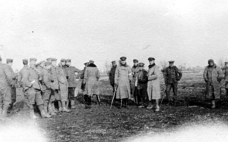在非正式休戰期間,德英兩方軍隊於無人地帶會面。