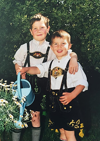 Klein-Michi mit Bruder.png