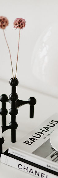 Coffe Table Books-Bauhaus-schwarzer designer Kerzenständer mit kleiner Vase