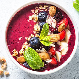 קערת פירות יער ואגוזים