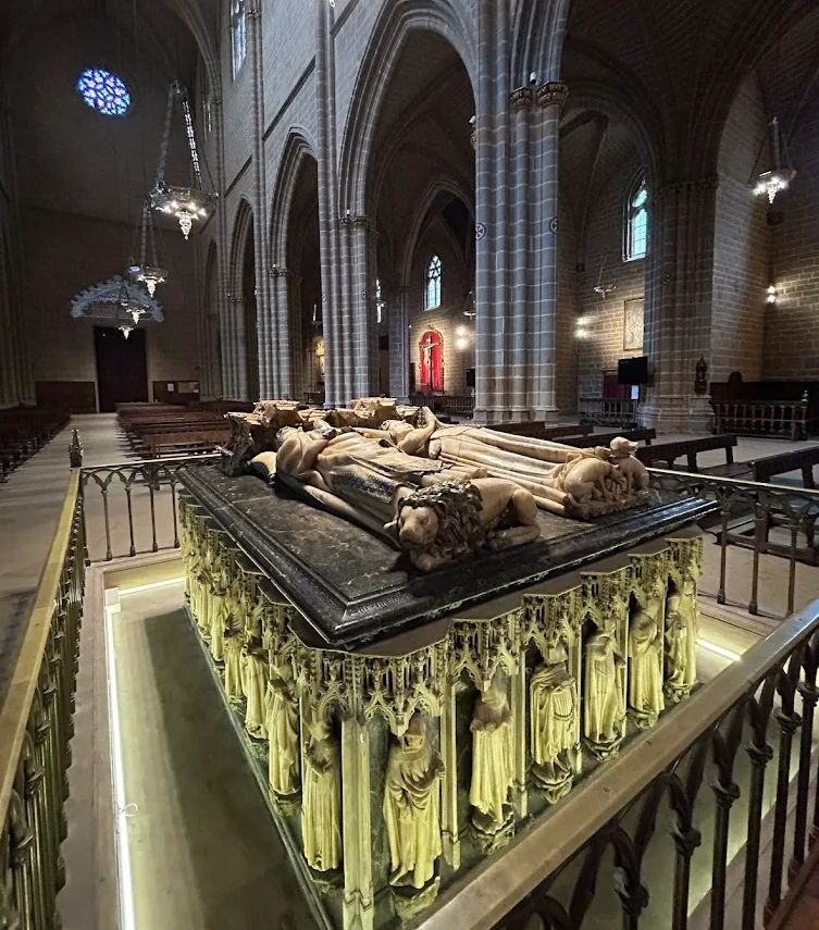 Próximo ao altar-mór, está o sepulcro de alabastro dos reis Carlos III de Navarra e Leonor de Trastámara, datado do final do século XV.