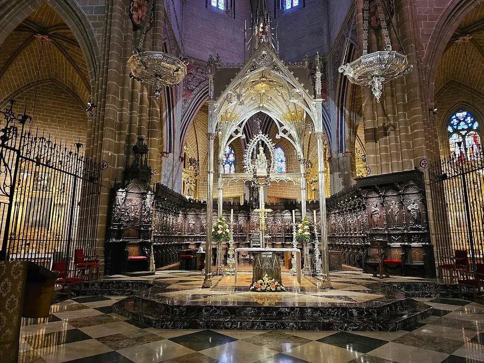 Altar-mór da Catedral de Pamplona, uma joia do estilo gótico dos séculos XIV e XV. Os cadeirais do coro, esculpidos em madeira de nogueira, são obra de Esteban de Obray.
