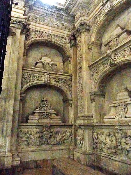 Capela de N.S. do Rei Casto - os seis nichos que contém os restos mortais da família real Asturo-Leonesa