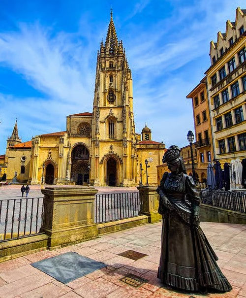 Catedral de Oviedo - fundada por Don Fruela I em 781 e reformada por seu filho Don Alfonsio III "el Casto" em 802.