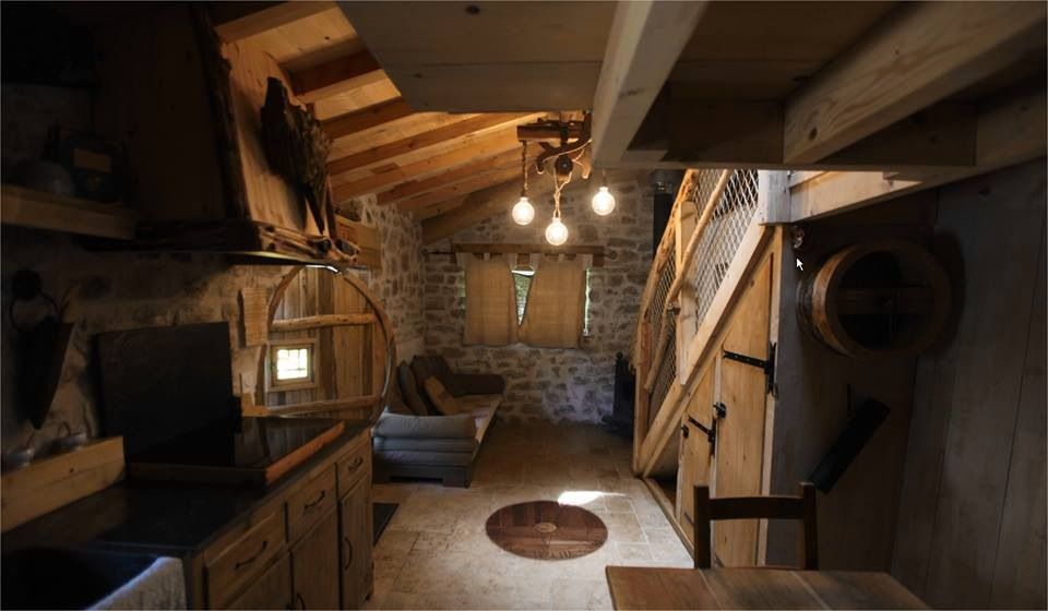 Intérieur chaleureux de la Tanière de Bilbo