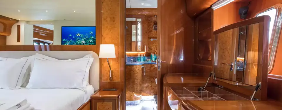 alquiler-yate-ibiza-formentera-Leopard-27-habitacion-acceso.webp