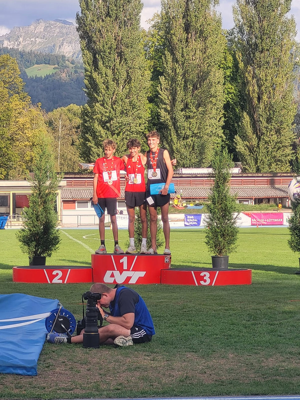 Luca Mattia Caprez (rechts) wird Dritter über 2000 Meter.