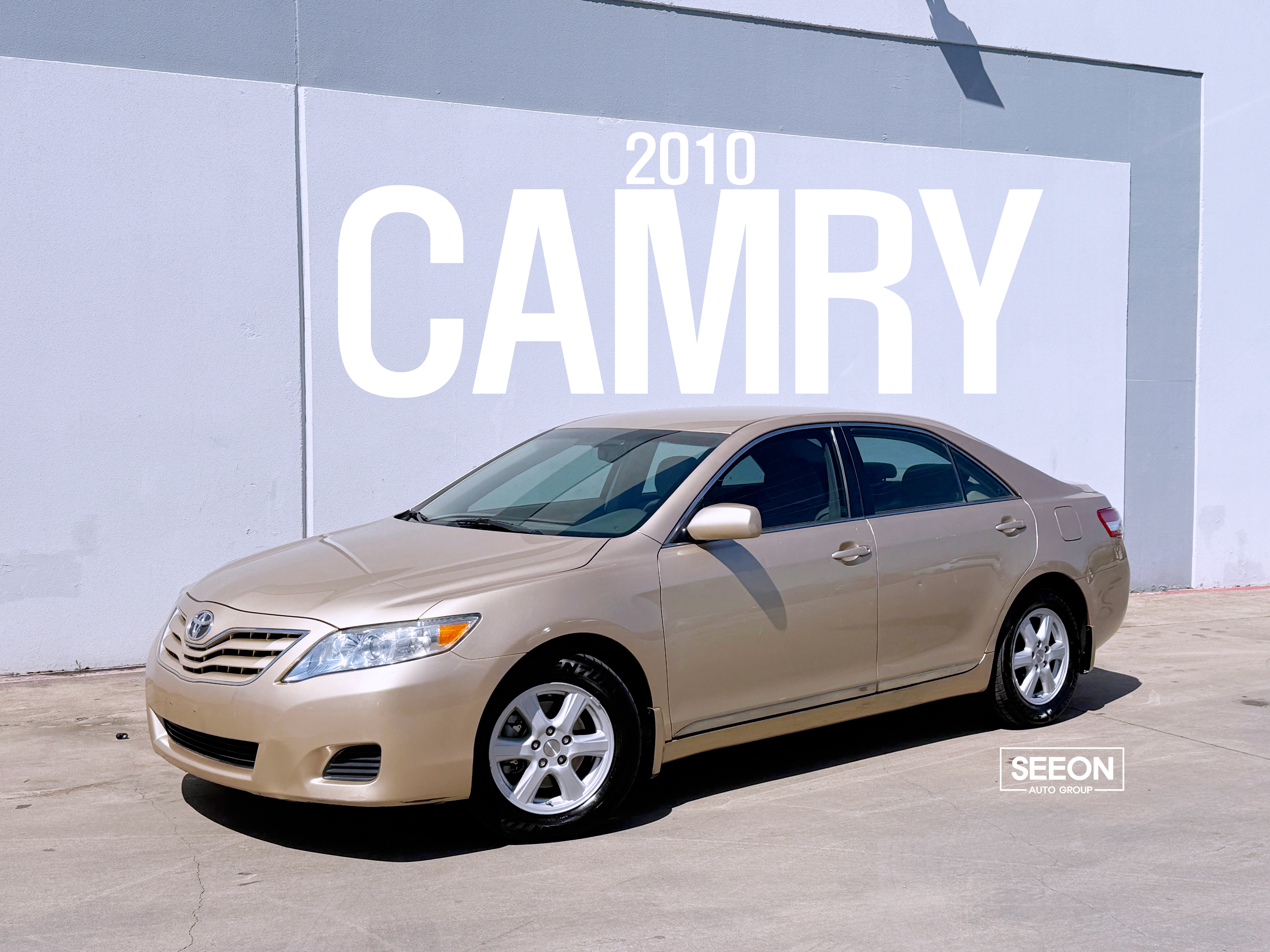 2010 Toyota Camry LE's photo