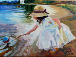 Niña jugando en la playa