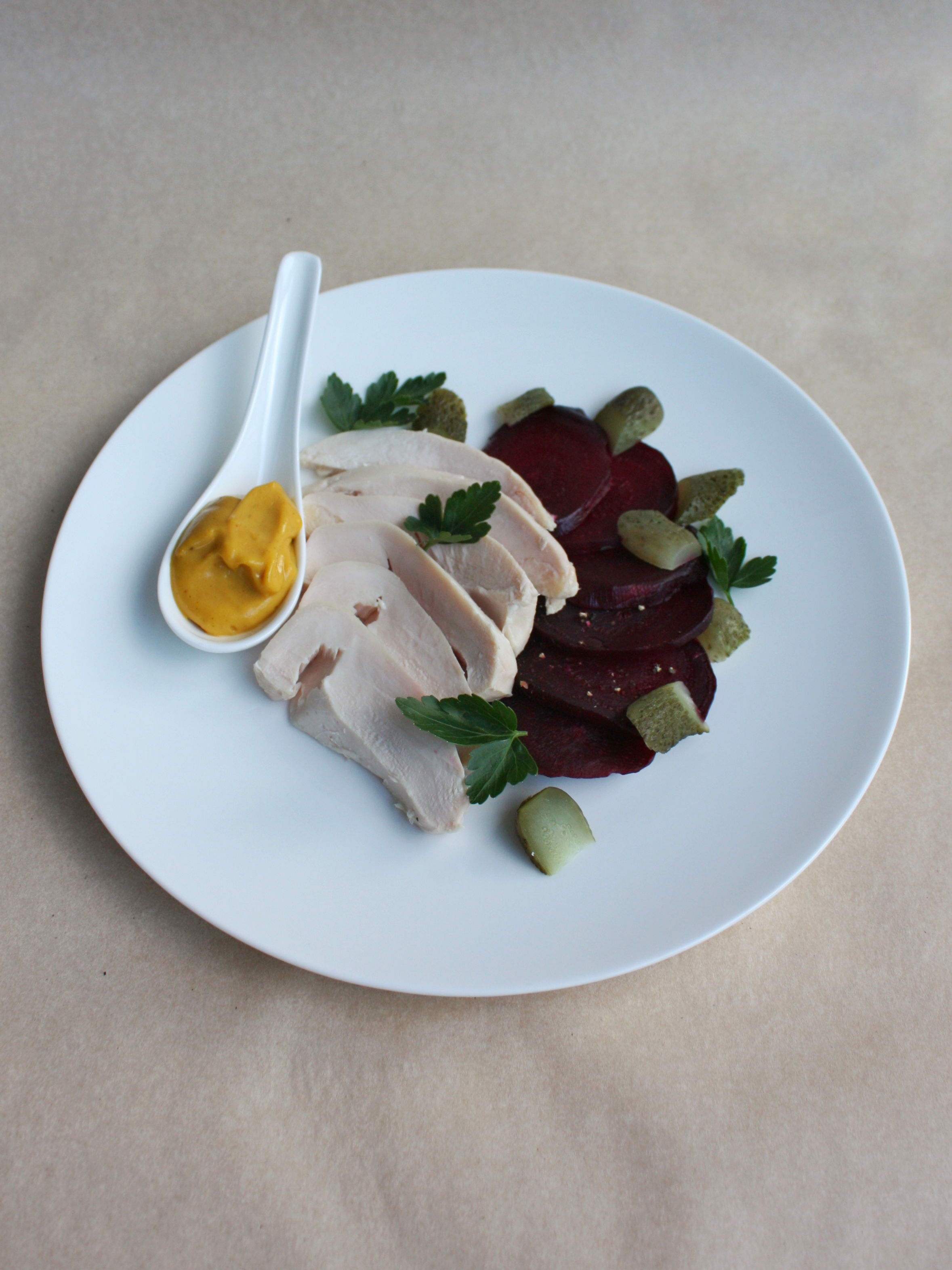 Филе цыпленка с печеной свеклой