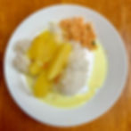 Kiri hodi podávané s jasmínovou rýží a kokosovým sambolem.