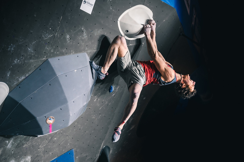 Adam Ondra při posledním dosaženém vrcholu lezení na obtížnost, na závodě Světového poháru v Meiringen, Švýcarsko, 2021. Foto: Petr Chodura.