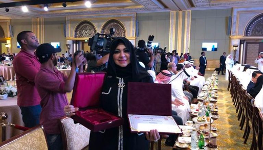 تكريم مصممة الأزياء العالمية منى المنصوري ضمن مبادرة "معاً نتبع خطاه"