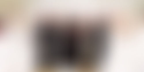 الشيخة فاطمة بنت حشر تُكرّم مصممة الأزياء العالمية منى المنصوري