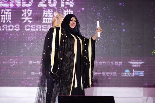 الاماراتية منى المنصوري.. جائزة أفضل مصممة أزياء