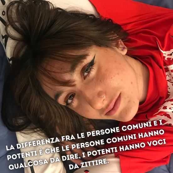 La différence entre les gens ordinaires et les gens puissants, c'est que les gens ordinaires ont quelque chose à faire.