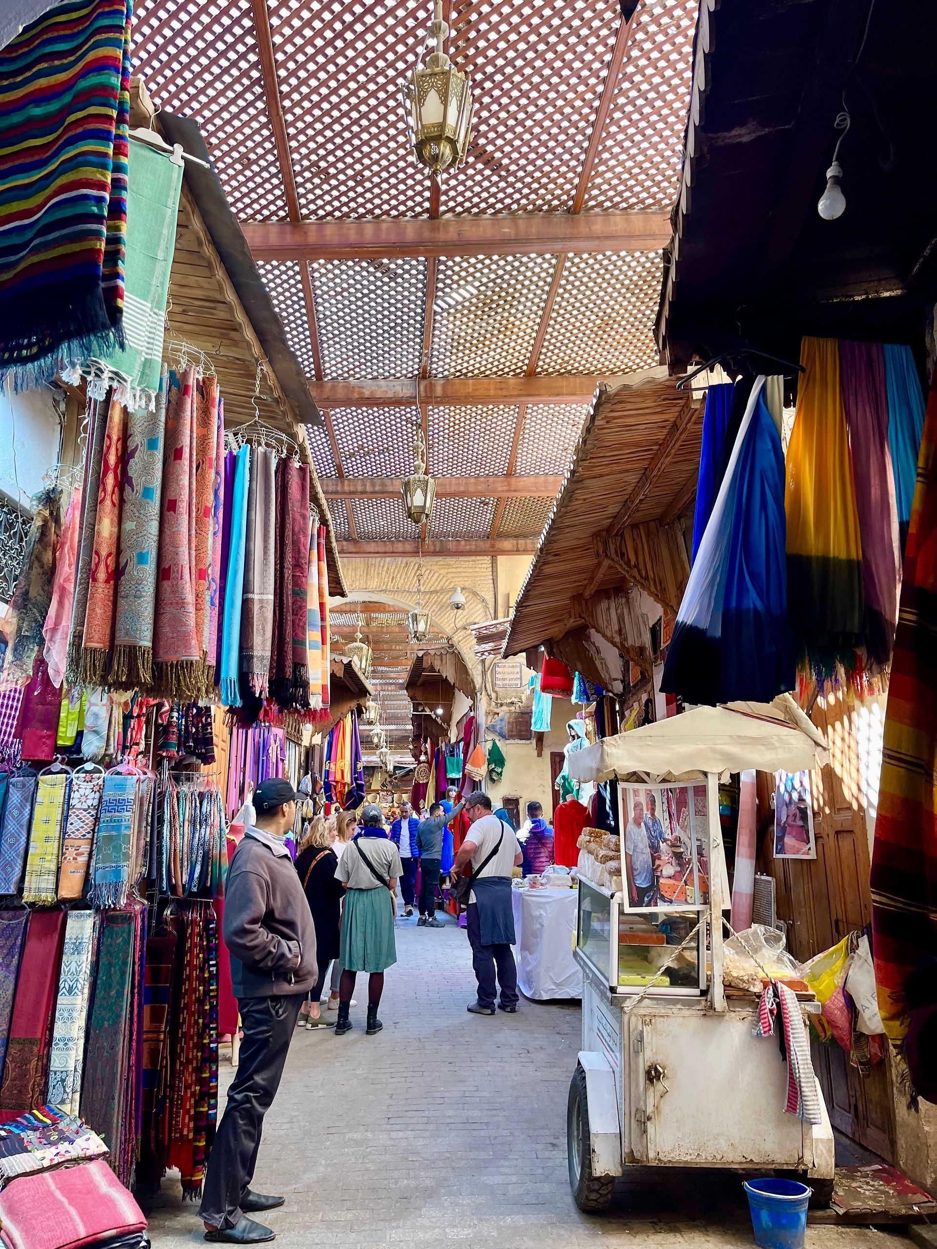 Moroccan shawls and scarves in Souk Serrajine