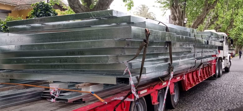 Traslado de paneles de acero galvanizado para el montado en obra