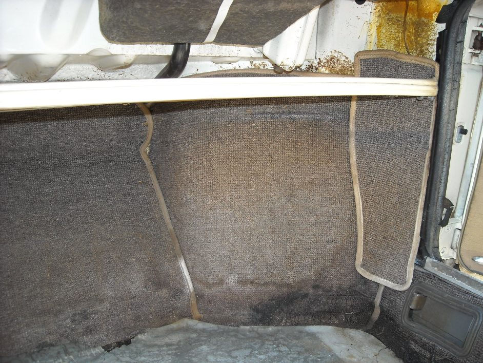 rightfrontfootwell.JPG
