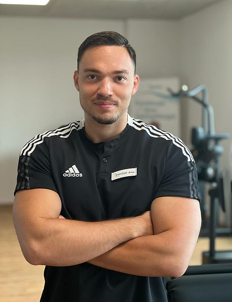 Arne von der Forst, Physiotherapeut Nextevo Physiotherapie, verschränkt lächelnd die Arme