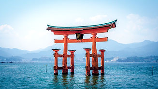 Grand Torii d'Itsukushima dans l'eau