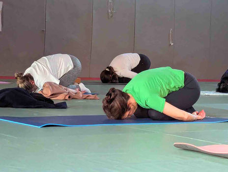Séance de yoga en intérieur proposée par l’association AMBA78.
