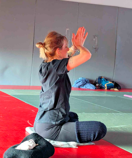 Séance de yoga en intérieur proposée par l’association AMBA78.