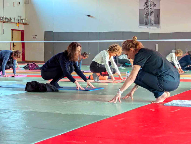 Séance de yoga en intérieur proposée par l’association AMBA78.
