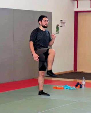 Homme en équilibre pour renforcement musculaire