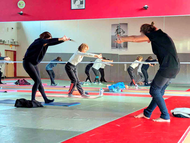 Séance de yoga en intérieur proposée par l’association AMBA78.