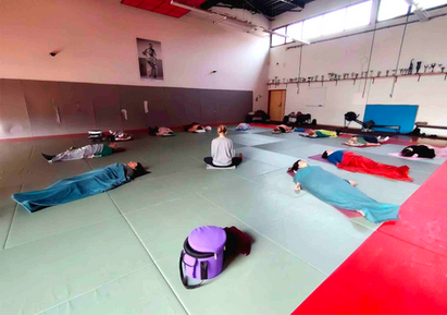 Groupe de personnes pratiquant le Yoga nidra sur des tapis