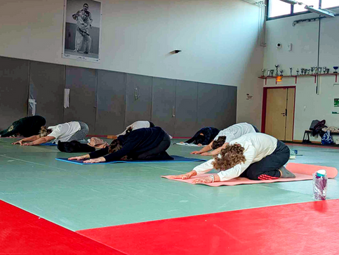 Séance de yoga en intérieur proposée par l’association AMBA78.