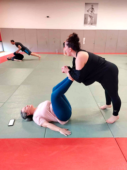 Deux femmes s'entraînant au renforcement musculaire