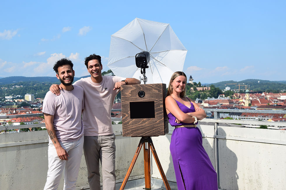 JustSmile Gründer Erik und Ellie mit der Vintage-Fotobox Lennard bei einem Event in Graz