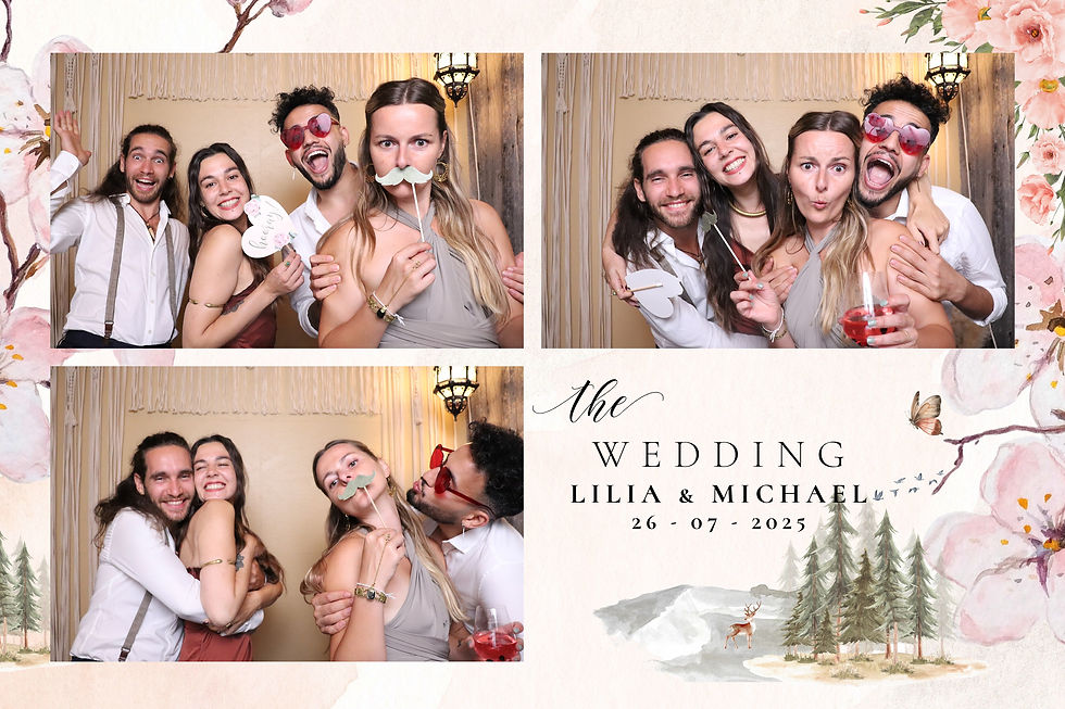 Nahaufnahme von Fotostreifen mit Hochzeitsdesign, Hände halten Ausdrucke