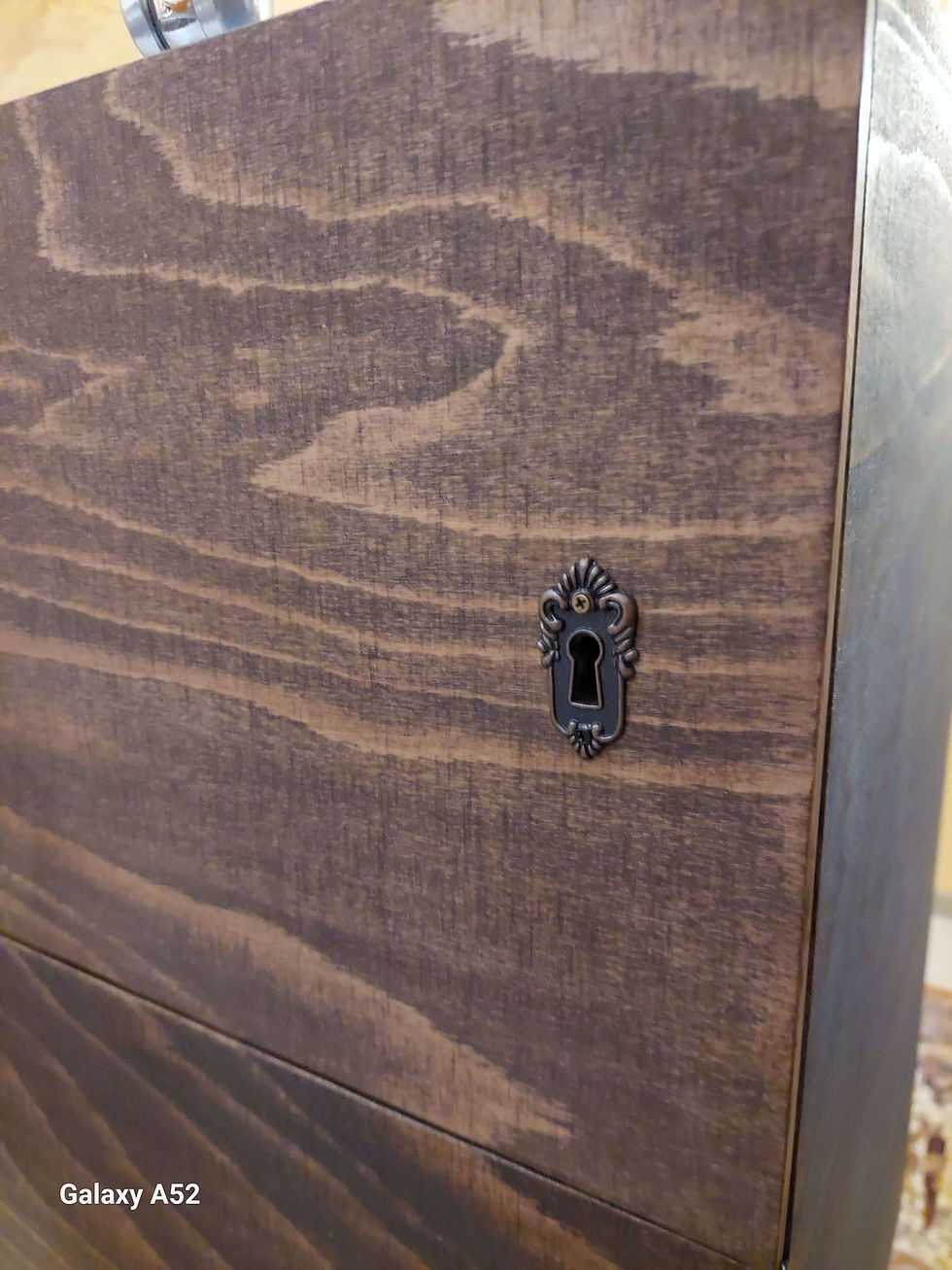 Detailaufnahme der handgefertigten Vintage-Holzfotobox Lennard