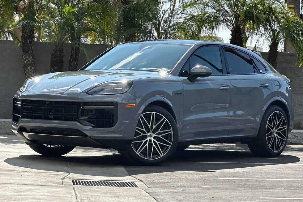 El SUV combina un motor V8 biturbo con asistencia eléctrica para acelerar de 0 a 100 km/h en 3.7 segundos.