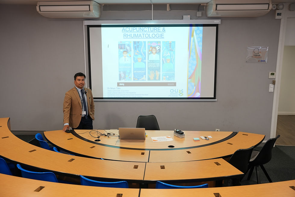 Le docteur Tâm NHAN lors de la conférence Acupuncture en rhumatologie au CHU d’Amiens le 9 juin 2026