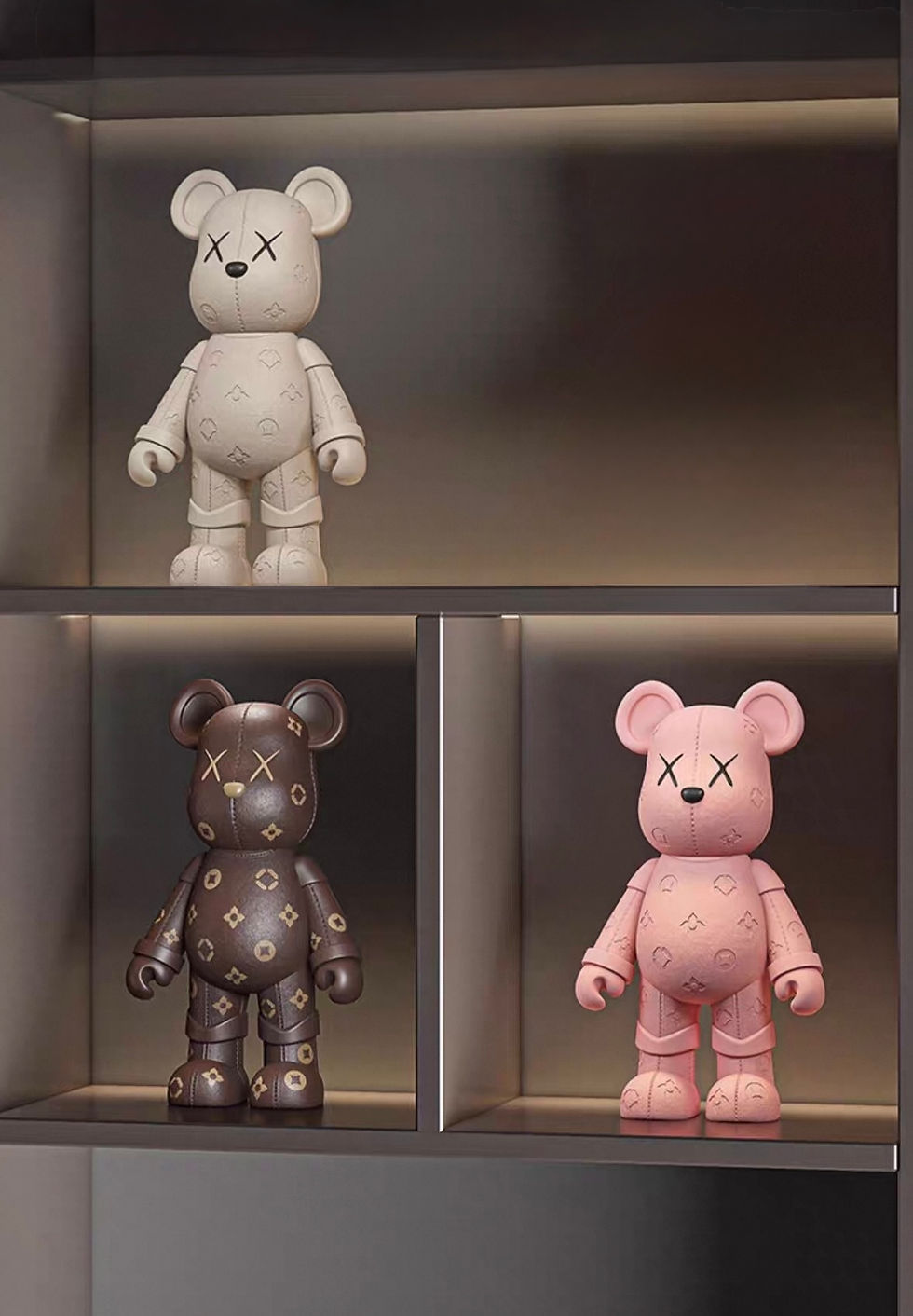 דמויות של דובי בצבעים שונים, מעוצבות על מדף, עיצוב פנים Pourla Maison