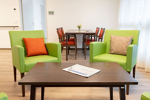 Objektmobiliar im Lagerverkauf Shop von OZG Healthcare.JPG